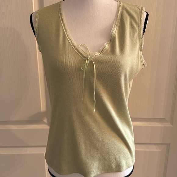 ⭐️ NEW YORK & COMPANY - Green Sleeveless Top - Size Large - Picture 1 of 10